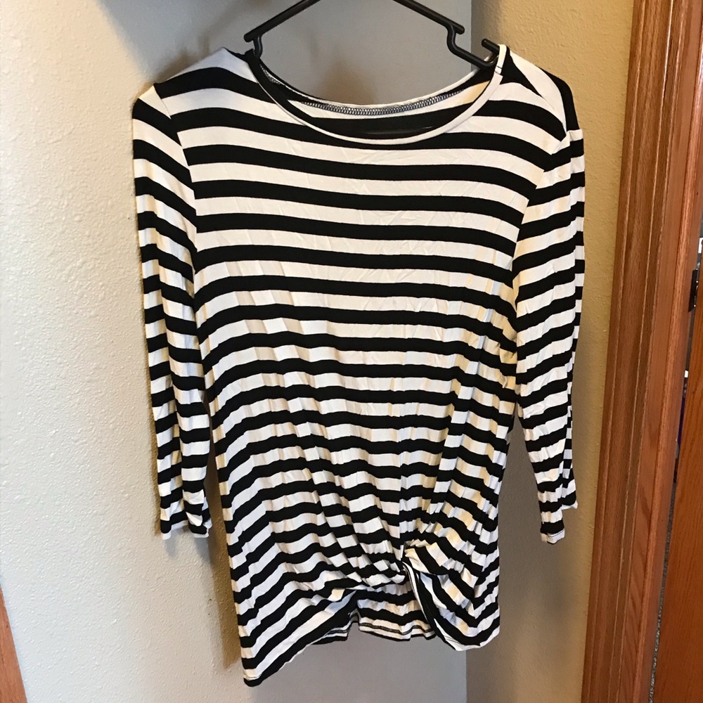 Knotted front quarter sleeve shirt.